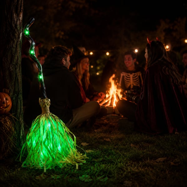 ⭐🧹 Animated Moving Witch Broom – Light, Sound & Motion Halloween Decor 👻